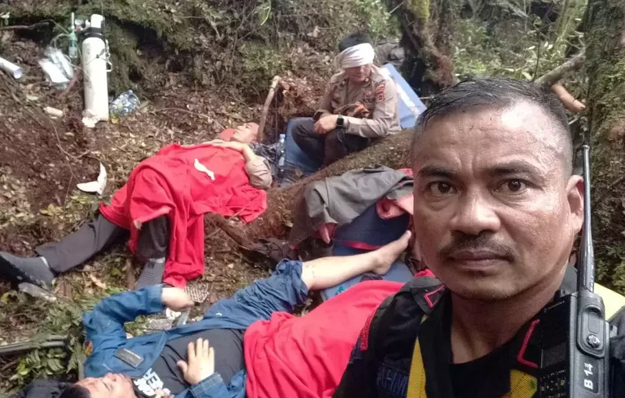 Tim SAR mendarat di lokasi kecelakaan helikopter yang ditumpangi Kapolda Jambi Irjen Pol Rusdi Hartono untuk mengevakuasi korban, Senin 20 Februari 2023.