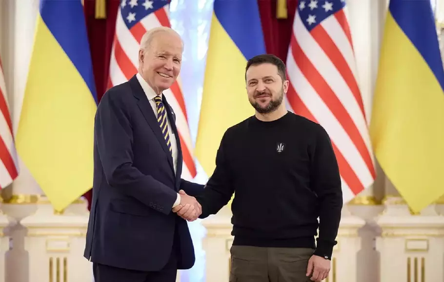 Presiden Ukraina Volodymyr Zelensky, (kanan) berjabat tangan dengan Presiden AS Joe Biden berjabat tangan selama pertemuan mereka di Kyiv, Ukraina, Senin 20 Februari 2023.