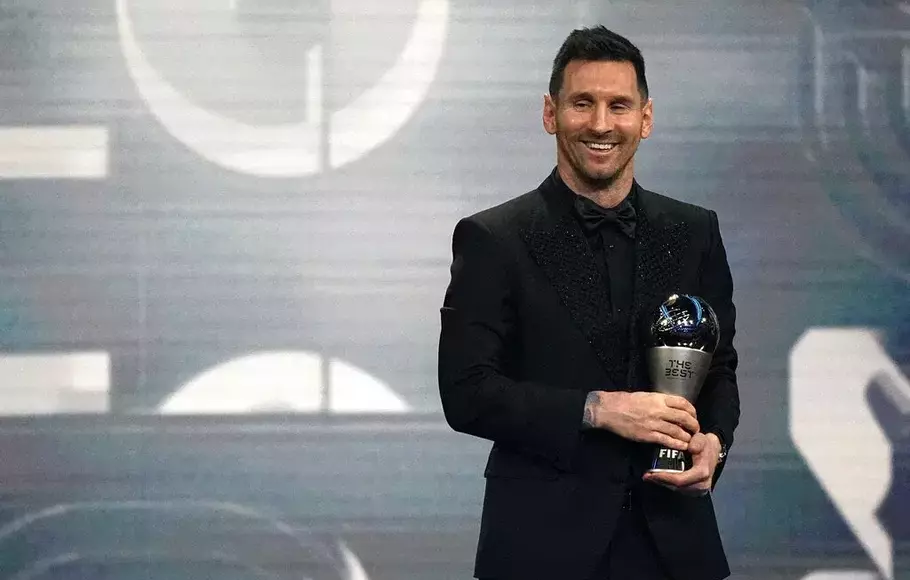 Lionel Messi menerima penghargaan pemain terbaik FIFA 2022.