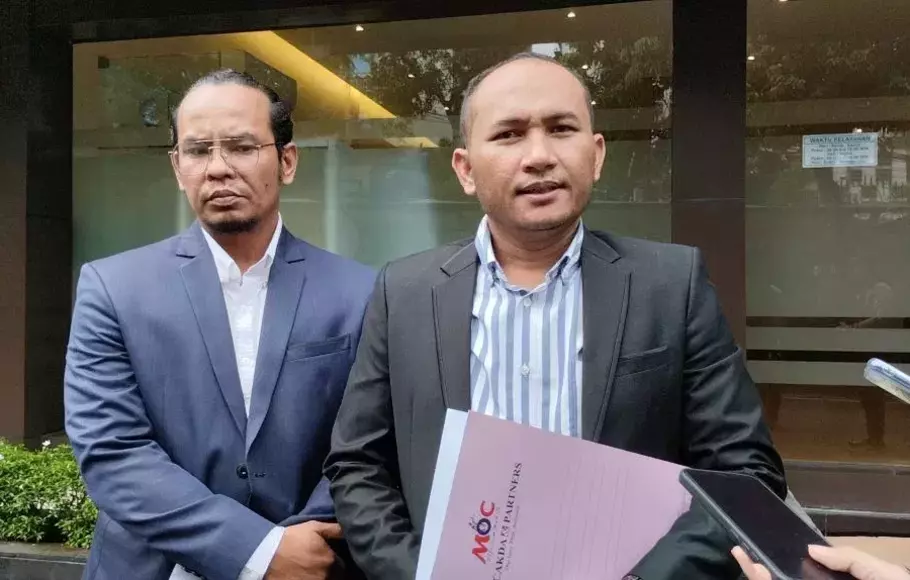 Pengacara keluarga Sony Rizal Tahitoe, Jundri R Berutu (kanan) memberikan keterangan di Mabes Polri, Rabu (1/3/2023), terkait pembunuhan yang dilakukan Bripda HS.