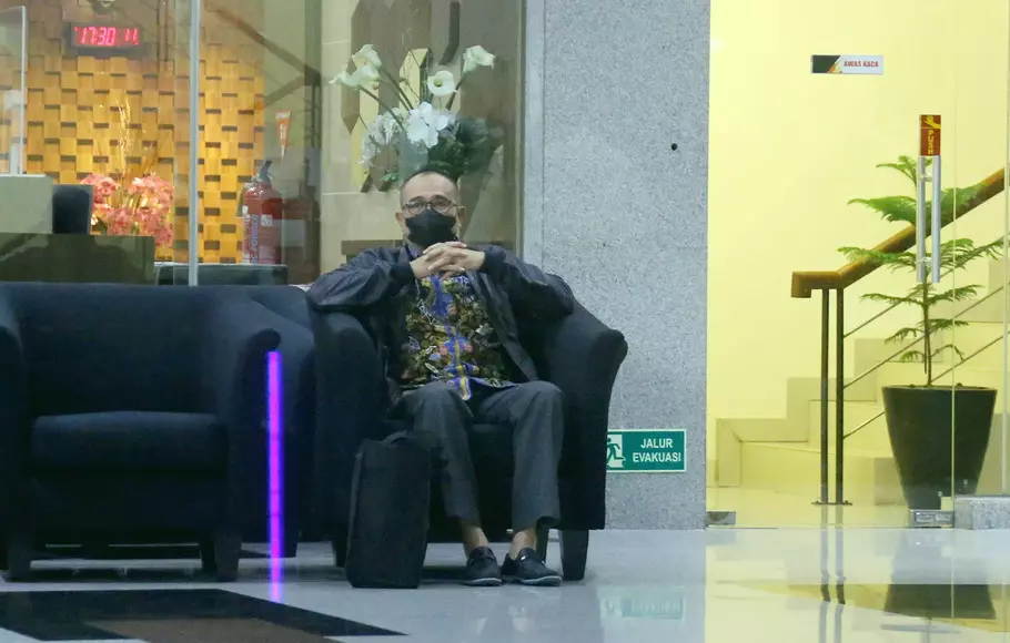 Mantan Kepala Bagian Umum Kantor Wilayah DJP Jakarta Selatan II Rafael Alun Trisambodo, duduk di ruang tunggu usai menjalani klarifikasi terkait harta kekayaannya di Gedung KPK, Jakarta, Rabu 1 maret 2023. 