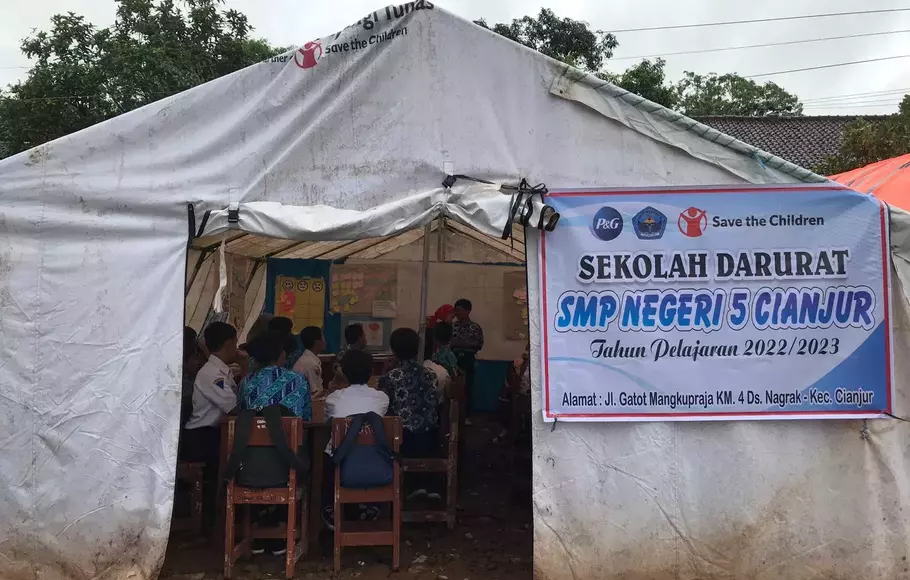 Sekolah Darurat SMPN 5 Cianjur yang berada di Desa Nagrak, Kecamatan Cianjur, Jawa Barat usai gempa pada November 2021 silam. 