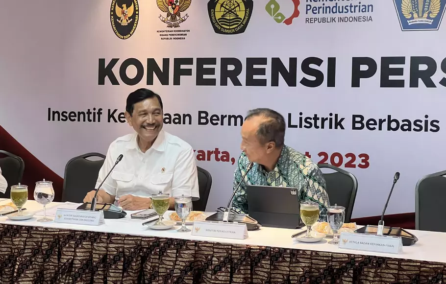 Menteri Koordinator Bidang Kemaritiman dan Investasi (Menko Marves) Luhut Binsar Pandjaitan bersama Menteri Perindustrian (Menperin) Agus Gumiwang Kartasasmita, dalam konferensi pers di Kantor Kementerian Koordinator Bidang Kemaritiman dan Investasi, Senin, 6 Maret 2023.