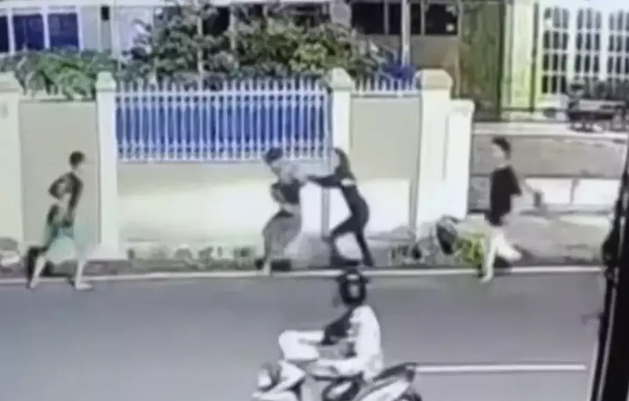Puluhan anggota geng motor di Bandar Lampung, Provinsi Lampung kembali berulah dengan menganiaya seorang remaja pengendara sepeda motor saat melintas di Jalan Basuki Rahmat, Teluk Betung Utara, Bandar Lampung, Minggu, 12 Maret 2023.