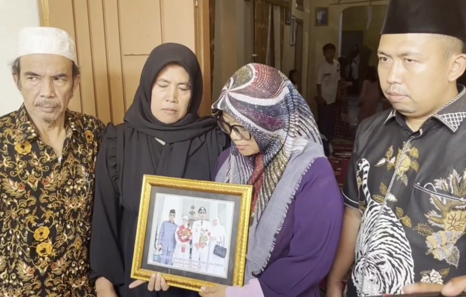 Keluarga Salamunasir, Kepala Desa atau Kades Curug Go'ong, Kabupaten Serang, Banten yang diduga dibunuh oleh seorang mantri berinisial HS. 