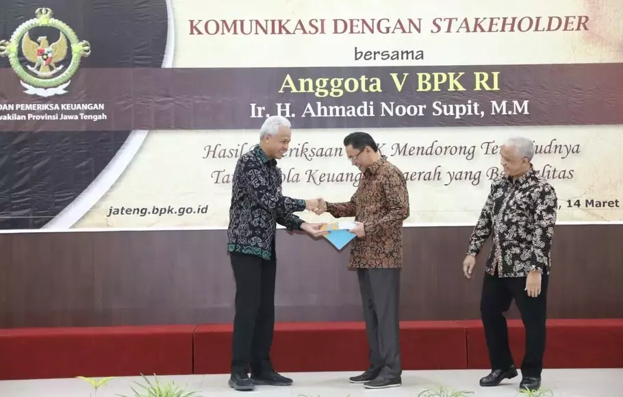 Anggota V Badan Pemeriksa Keuangan (BPK) RI Ahmadi Noor Supit Ahmadi (kanan) saat menerima Laporan Keuangan Pemerintah Daerah (LKPD) Provinsi Jawa Tengah yang diserahkan langsung Gubernur Ganjar Pranowo. 