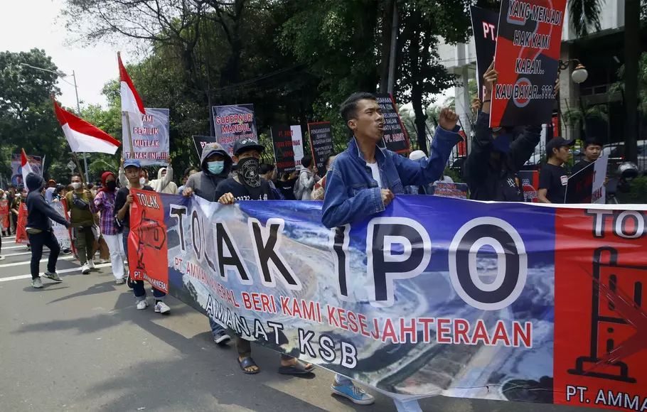 Sejumlah massa dari Aliansi Masyarakat Anti Mafia Tambang melakukan unjukrasa di depan gedung Otoritas Jasa Keuangan (OJK), Jakarta, Senin (20/3/2023).