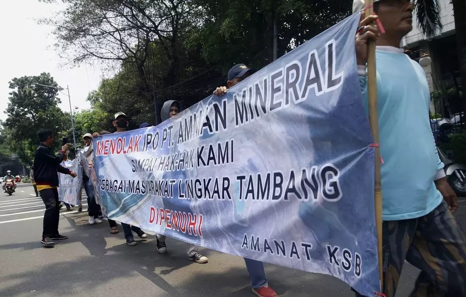 Sejumlah massa dari Aliansi Masyarakat Anti Mafia Tambang melakukan unjukrasa di depan gedung Otoritas Jasa Keuangan (OJK), Jakarta, Senin (20/3/2023).