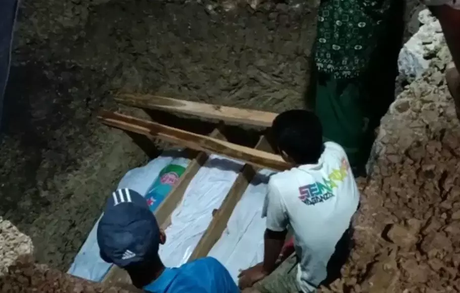 Jenazah Syabda Perkasa Belawa atlet bulu tangkis Indonesia dikubur dalam satu liang lahat bersama ibu dan neneknya, di Sragen, Jawa Tengah, Senin 20 Maret 2023.