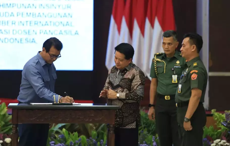Direktur Utama BSI Hery Gunardi (kedua kiri) dan Gubernur Lemhannas RI Andi Widjajanto (kiri) saat penandatanganan nota kesepahaman tentang pemanfaat produk dan layanan perbankan syariah di Gedung Pancagatra, Lemhannas, Jakarta, Senin, 20 Maret 2023.