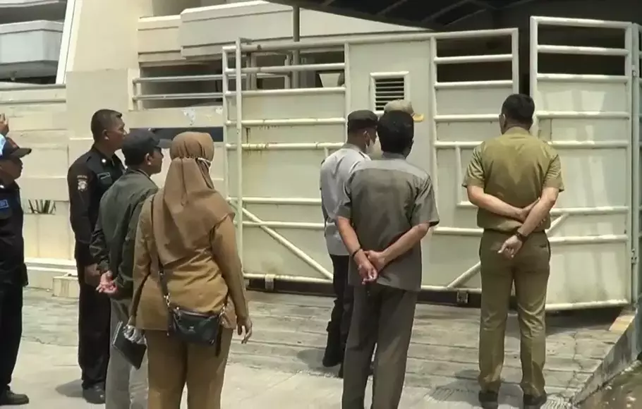 Petugas gabungan gagal mengevakuasi seorang wanita yang menderita orang dengan gangguan jiwa atau ODGJ yang ditelantarkan keluarganya di sebuah rumah mewah di Perumahan Green Garden, Blok P4, Nomor 1, Kebon Jeruk, Jakarta Barat, Selasa, 21 Maret 2023.