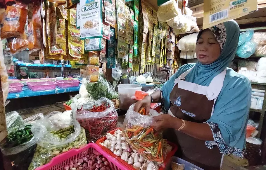 Pedagang bahan pokok di Pasar Bitingan Kudus.