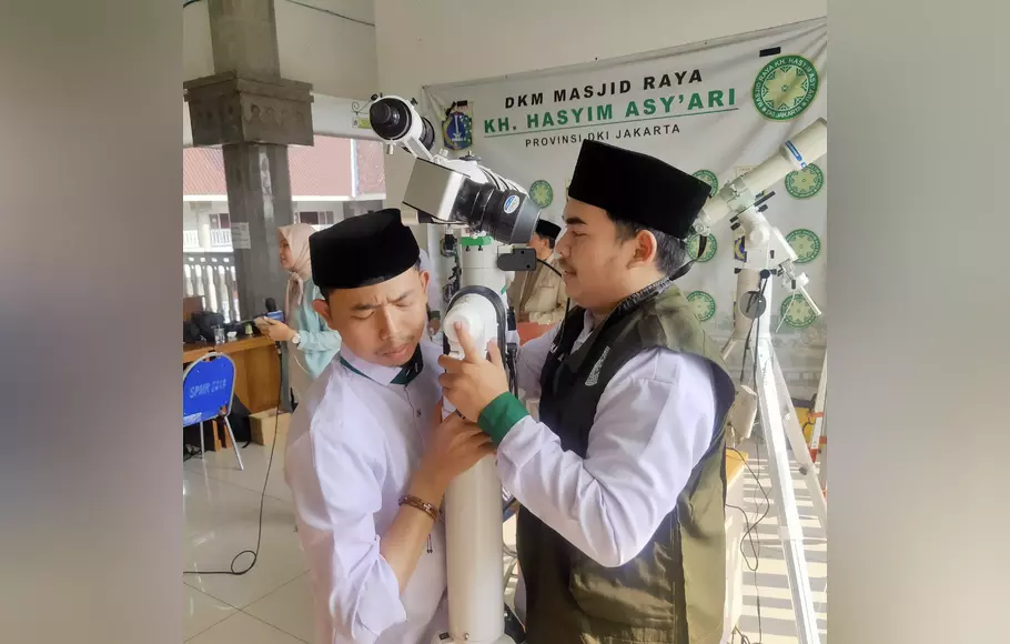 Sejumlah petugas rukyat dari LF PWNU DKI Jakarta tengah mempersiapkan peralatan untuk melakukan pemantauan hilal sebagai penentuan awal Ramadhan 1444 H yang digelar di Masjid Raya Hasyim Asy'ari Cengkareng, Jakarta Barat, Rabu (22/3/2023).
