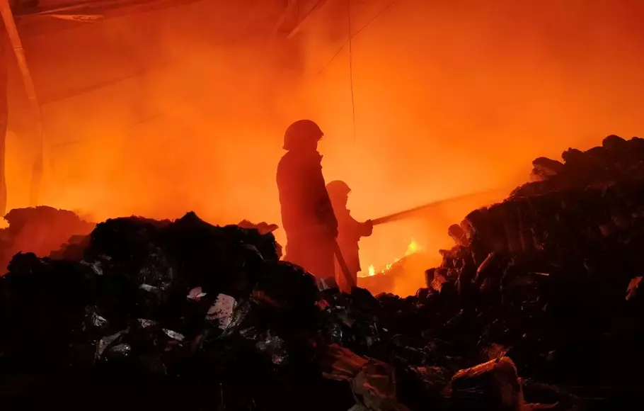 Petugas memadamkan kebakaran gudang Goto Living di Jalan KS Tubun, Kelurahan Koang Jaya, Kecamatan Karawaci, Kota Tangerang, Banten, Rabu 22 Maret 2023.Gt