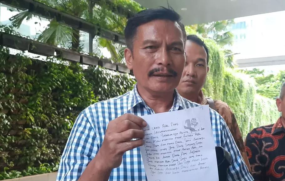 Ayah Shane Lukas, Tagor Lumbantoruan memegang fotokopi surat dari putranya untuk David, RS Mayapada, Jakarta Selatan, Kamis 23 Maret 2023.