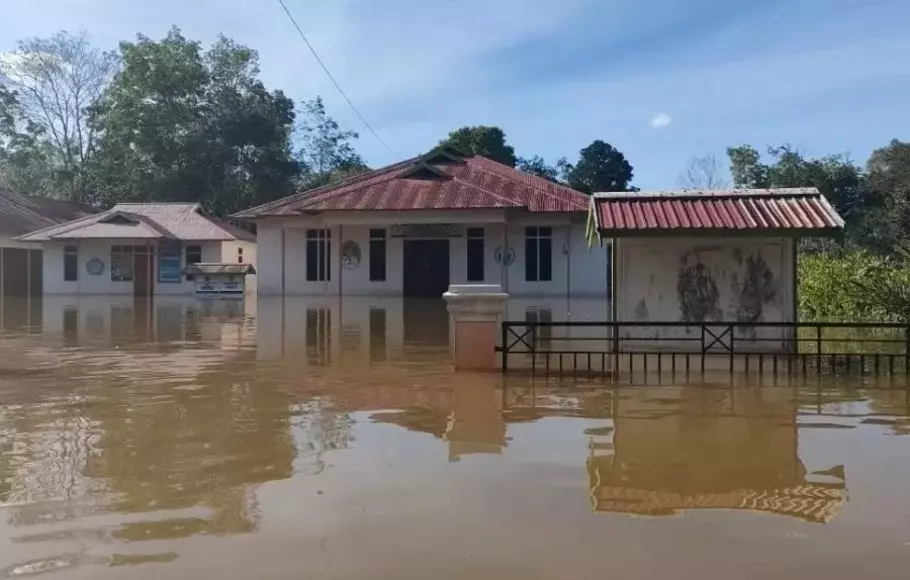 Kondisi banjir di Kantor Desa Pangkalan Telok, Kecamatan Nanga Tayap, Kabupaten Ketapang. Memasuki Ramadan, petugas BPBD masih disiagakan di lima kecamatan rawan banjir, Jumat (24/3/2023).