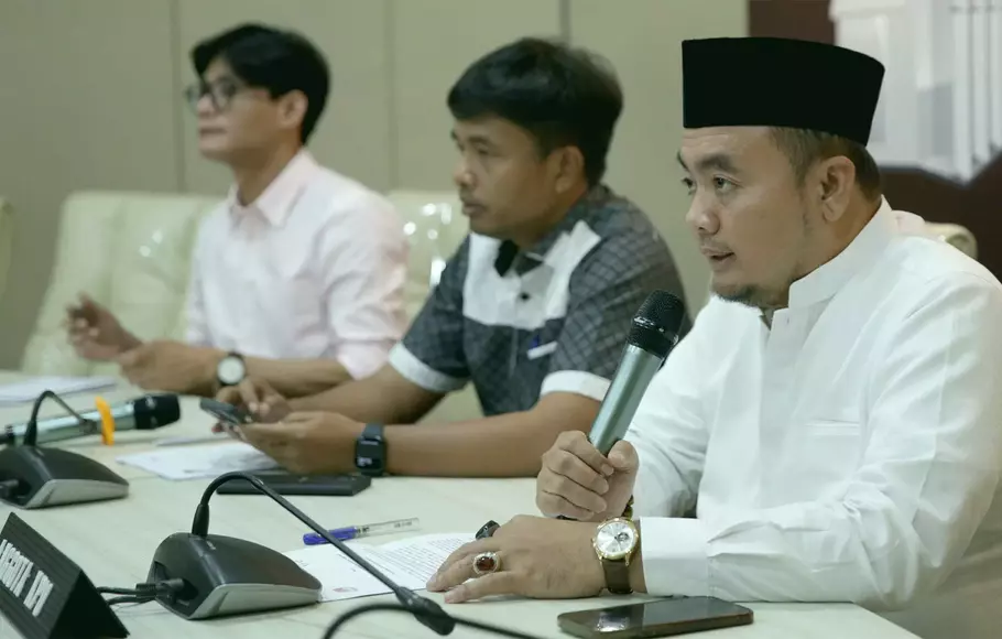 Komisioner KPU August Mellaz (kiri), Komisioner KPU Idham Holik (tengah), dan Komisioner KPU Mochammad Afifuddin (kanan) memberikan keterangan kepada wartawan terkait KPU melakukan pengajuan memori banding tambahan dan pelaksanaan putusan Bawaslu, di Media Centre KPU, Jakarta, Jumat (24/3/2023).