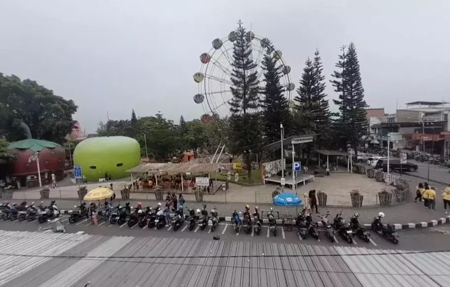 Wisatawan dari berbagai daerah ngabuburit menunggu waktu buka puasa di Alun -Alun Kota Batu, Sabtu 25 Maret 2023.