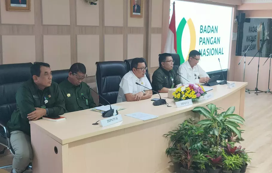 Kepala Badan Pangan Nasional (Bapanas)/National Food Agency (NFA) Arief Prasetyo Adi (dua dari kiri) dalam acara Forum Rembug Pangan, di gedung Bapanas, Jakarta, Senin, 27 Maret 2023. 