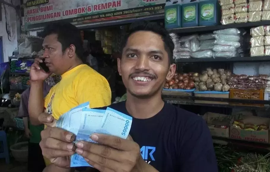Pedagang di Pasar Tradisional Modern (Tramo) Kabupaten Maros menunjukkan uang dari Presiden Jokowi, Rabu 29 Maret 2023. Jokowi membeli cabai seharga Rp 250.000 sekilo.