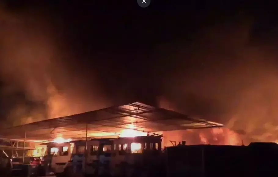 Sebuah gudang ban di Kecamatan Paal Merah, Kota Jambi, terbakar pada Rabu, 29 Maret 2023 malam. 