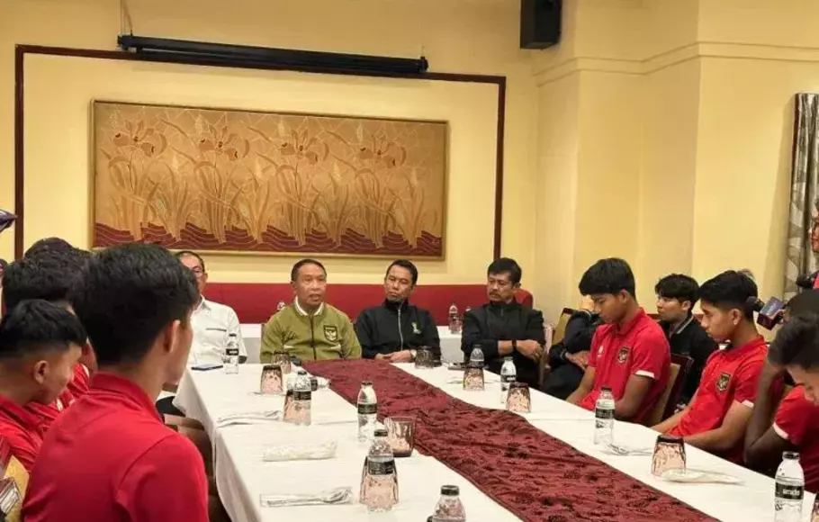 Wakil Ketua Umum PSSI Zainudin Amali menemui para pemain timnas U-20 di Hotel Sultan, Jakarta, Kamis, 30 Maret 2023.