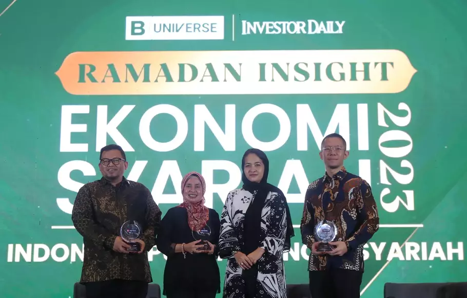 Wakil Direktur Utama B Universe Apreyvita Wulansari berfoto Bersama pembicara Direktur PT Zurich General Takaful Indonesia (Zurich Syariah) Auralusia Rimadiana (kedua kiri), Ketua Umum Asosiasi Fintech Syariah Indonesia (AFSI) Ronald Yusuf Wijaya (kanan) dan Sekretaris Badan Ekonomi Syariah Kadin Indonesia Pipin Saeful Arifin pada acara Ramadan Insight Ekonomi Syariah 2023, di Jakarta, Kamis, 30 Maret 2023.