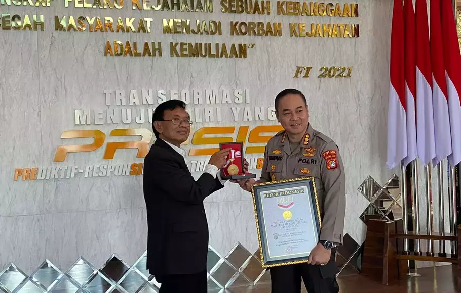 Kabid Humas Polda Metro Jaya Kombes Pol Trunoyudo (kanan) menerima penghargaan dari Senior Manager MURI, Yusuf Ngadri atas pengungkapan sabu dengan berat 277 kilogram di Jakarta.