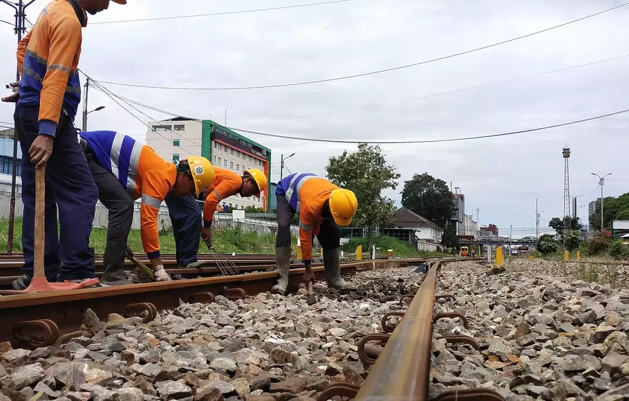 Kai Daop 2 Perbaiki Jalur Rel Kereta Jelang Arus Mudik 2023