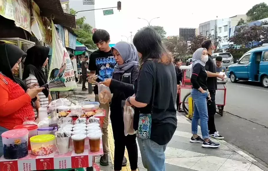 Penjual takjil menjajakan dagangannya di trotoar Jalan Raya Margonda, Depok, Jumat 31 Maret 2023.