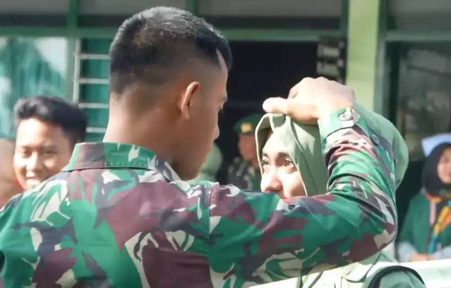 Isak tangis keluarga iringi pemberangkatan 450 personel prajurit TNI AD dari Batalyon 526 Baladibya Yudha Lumajang, Jawa Timur ke Papua, Jumat, 31 Maret 2023.