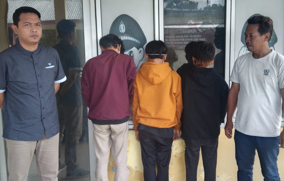 Tiga remaja berinisial AD (16), RZ (14) dan TY (14) ini berhasill diamankan Unit Reskrim Polsek Kronjo saat akan menggelar aksi tawuran dan perang sarung di permukiman warga pada Sabtu dini hari, 1 April 2023.