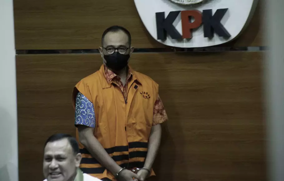 Mantan Pejabat Direktorat Jenderal Pajak (DJP) Kementerian Keuangan (Kemenkeu) Rafael Alun Trisambodo (rompi oranye), ditampilkan usai menjalani pemeriksaan di Gedung KPK, Jakarta, Senin (3/4/2023).