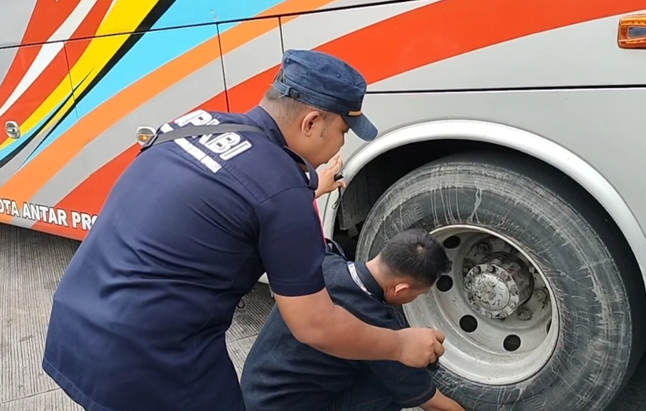 Dinas Perhubungan (Dishub) Kota Tangerang melakukan ramp chek atau uji kelaikan bus angkutan lebaran 2023, di Terminal Poris Plawad, Kota Tangerang, Selasa, 4 April 2023.