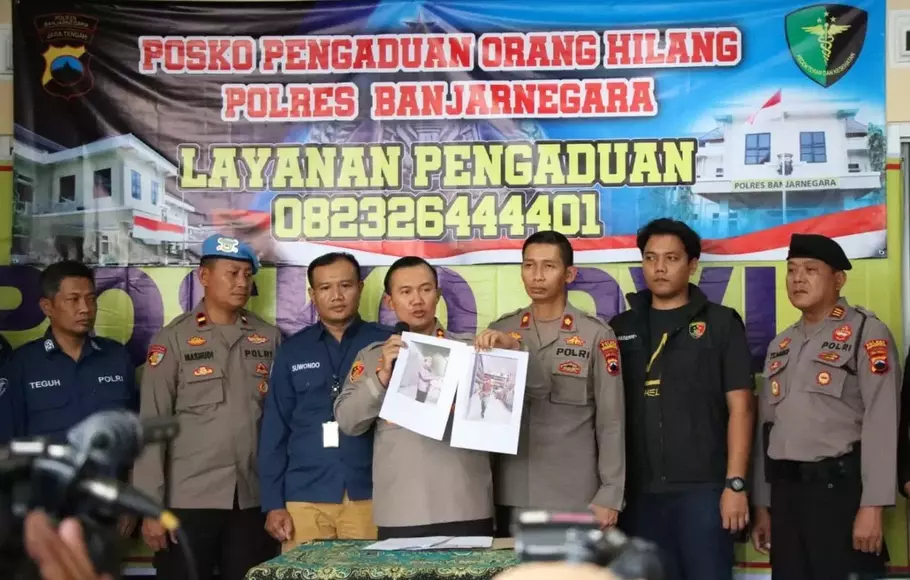 Kapolres Banjarnegara AKBP Hendri Yulianto dalam konferensi pers di Mapolres Banjarnegara, Rabu 5 April 2023, menunjukkan foto pasangan suami-istri asal Lampung yang menjadi korban pembunuhan berencana dengan tersangka Slamet Tohari alias Mbah Slamet. 