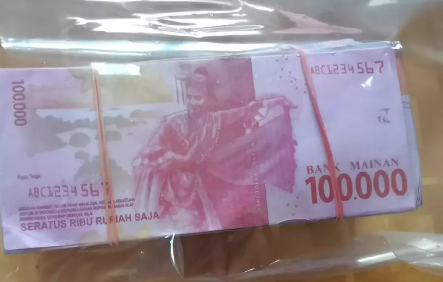 Barang bukti uang palsu yang digunakan oleh Slamet Tohari alias Mbah Slamet, dukun pengganda uang di Banjarnegara.