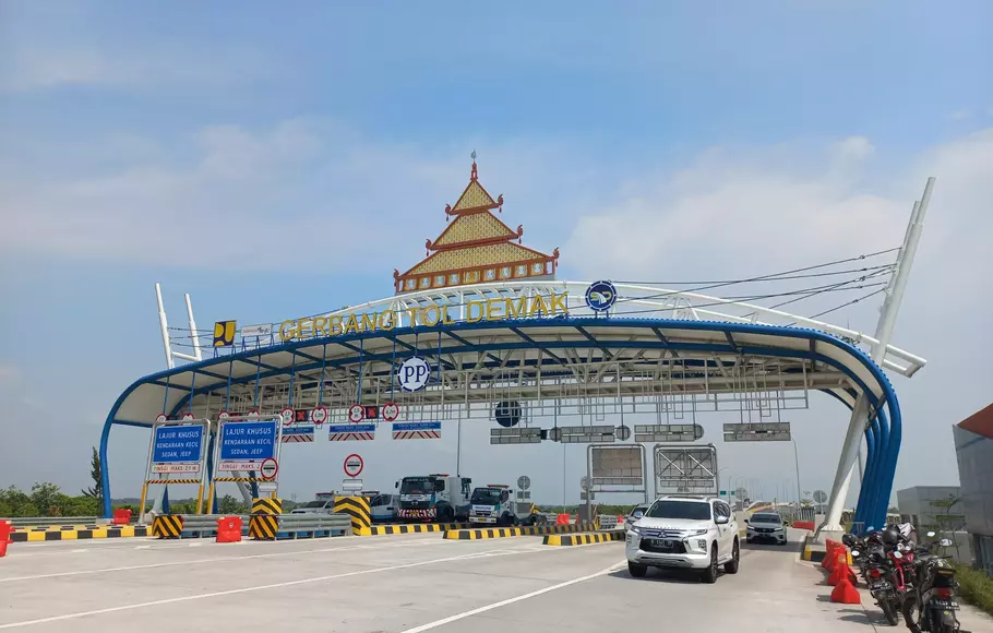 Sejumlah kendaraan melintas di Gerbang Tol Demak-Semarang atau Tol Atlantis, Kadilangu, Kamis 6 April 2023.