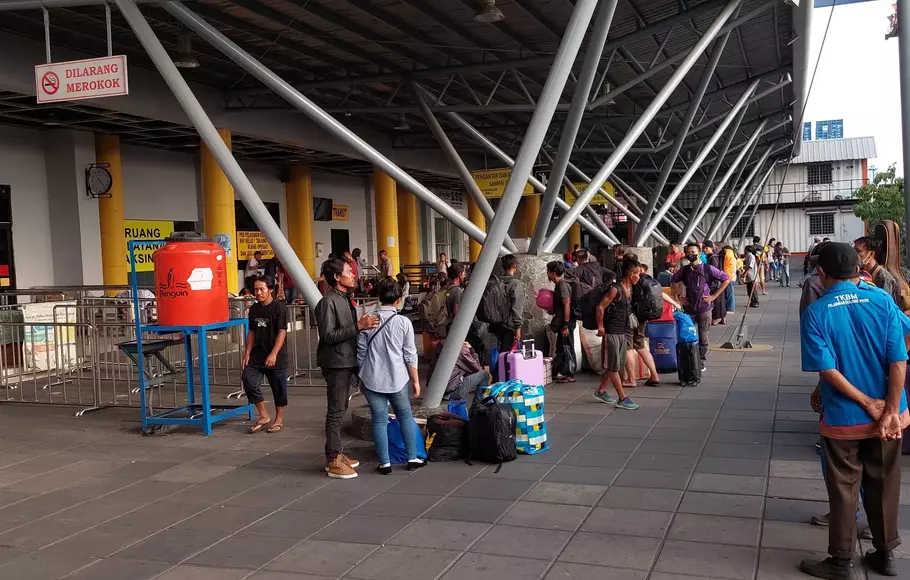 Ribuan penumpang berangkat dari Pelabuhan Tanjung Priok menuju Bangka Belitung, Pontianak dan Semarang pada Jumat petang (7/4/2023).