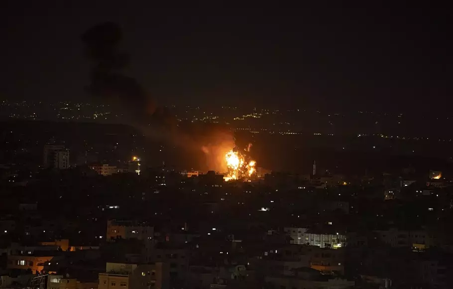 Api dan asap mengepul setelah serangan udara Israel di Jalur Gaza tengah, Jumat, 7 April 2023.