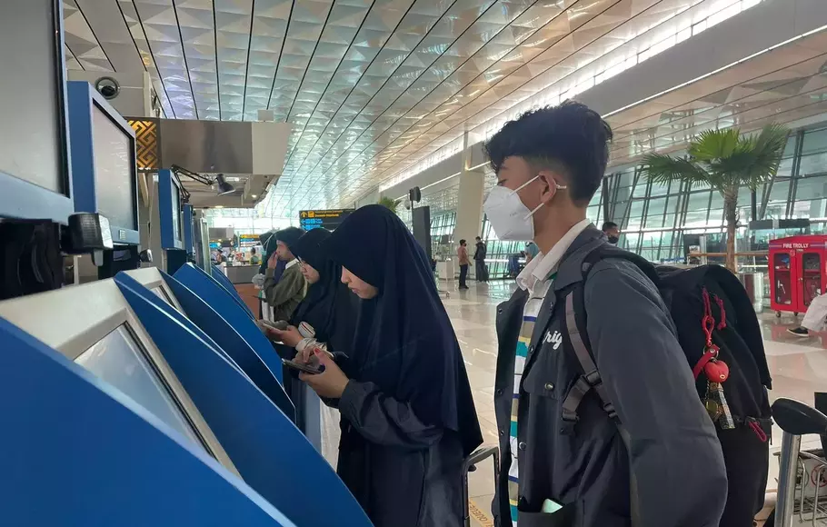 Penumpang pesawat melakukan <em>self check in</em> di Terminal 3 Bandara Soekarno-Hatta, Sabtu, 8 April 2023.