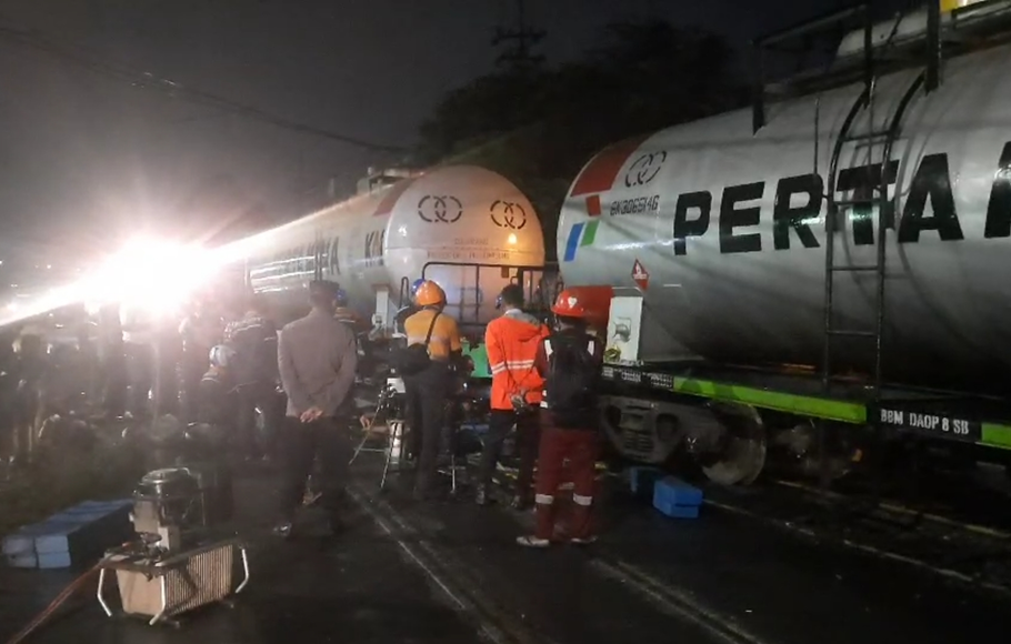 Rangkaian kereta api pengangkut bahan bakar minyak (BBM) anjlok di perlintasan Jalan Raya Bebekan, Sepanjang Taman, Sidoarjo, Jawa Timur, Sabtu, 8 April 2023.