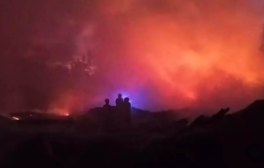 Api masih menyala di pabrik limbah plastik, Jalan Telkom, Kecamatan Bantargebang, Kota Bekasi, Jawa Barat, Sabtu, 8 April 2023.   