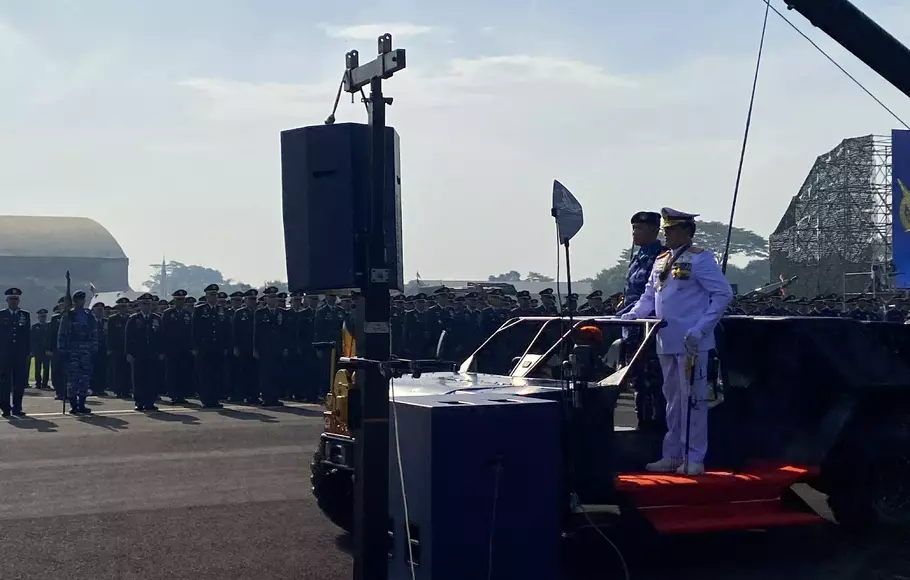 Panglima Tentara Nasional Indonesia (TNI) Laksama Yudo Margono saat mengecek pasukan upacara dalam peringatan HUT ke-77 TNI AU, di Lanud Halim Perdanakusuma, Jakarta, Minggu, 9 April 2023.  