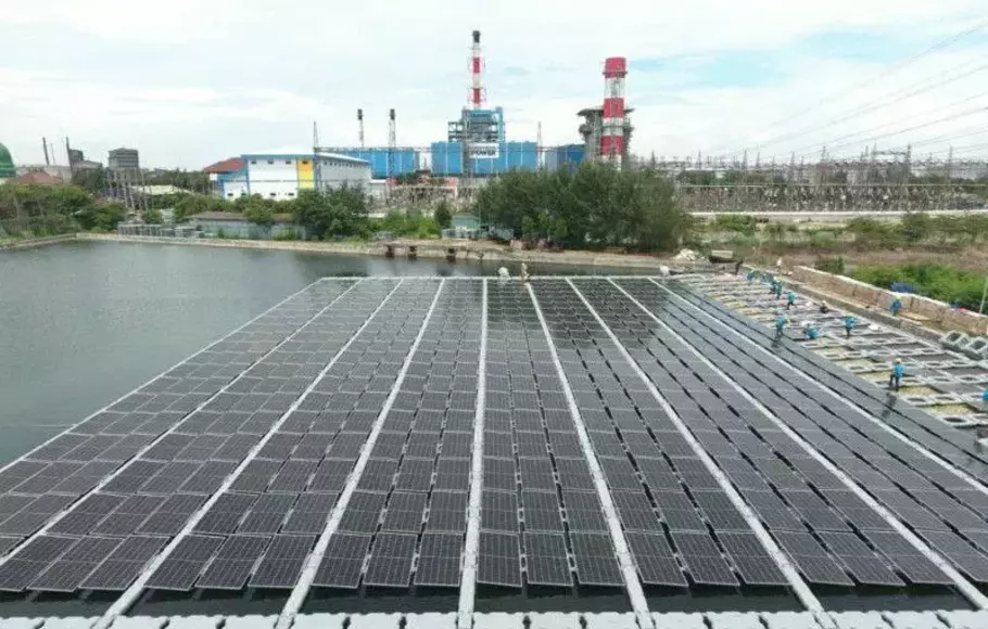 PT PLN (Persero) mengoperasikan pembangkit listrik tenaga surya (PLTS) terapung terbesar di Indonesia dengan kapasitas 561 kilowatt peak (kWp) di kawasan Tambak Lorok, Kota Semarang yang akan meningkatkan bauran energi baru terbarukan (EBT).