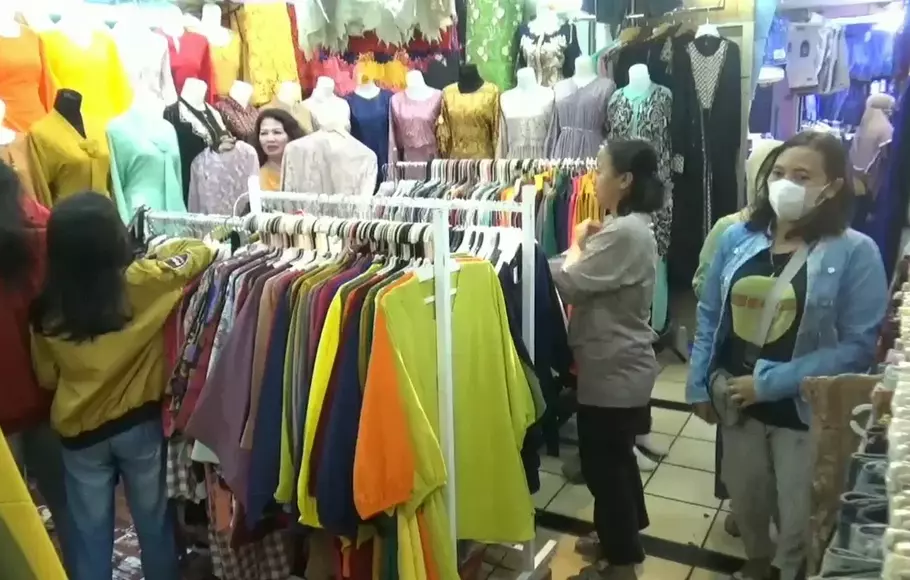 Pengunjung memilih baju di Pasar Wonokromo, Surabaya, Jawa Timur, Minggu 9 April 2023.