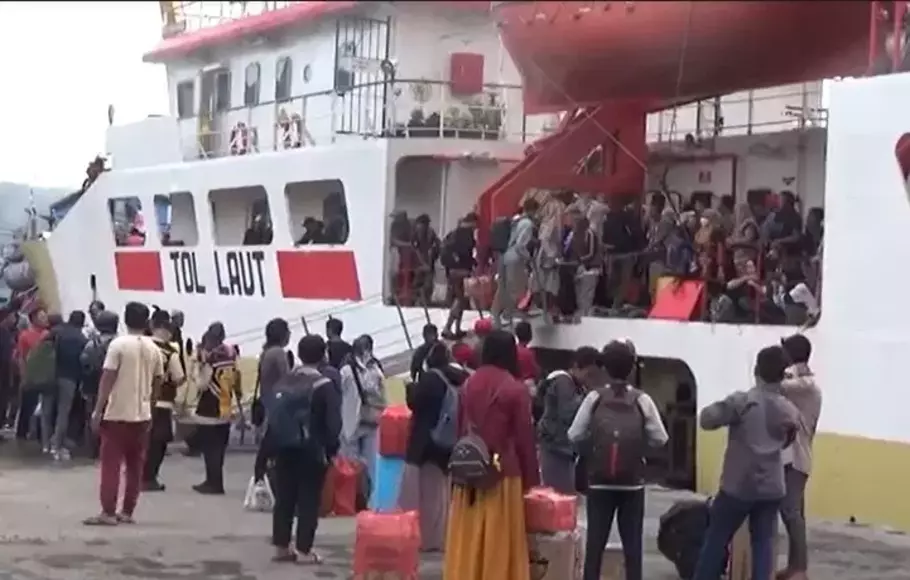 Warga Pulau Madura pulang mudik lebih awal dengan kapal Pelni dari Pelabuhan Tanjungwangi, Banyuwangi, Jawa Timur, Senin, 10 April 2023. 