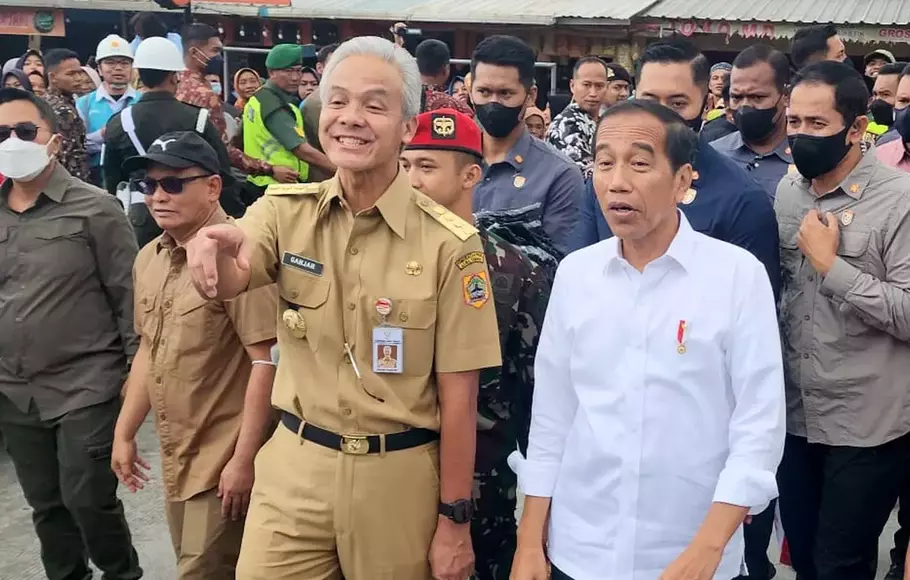 Presiden Joko Widodo didampingi Gubernur Jateng Ganjar Pranowo meninjau harga dan ketersediaan bahan pokok menjelang lebaran di Pasar Selo Jl Muntilan, Samiran, dan Pasar Cepogo Dusun 2, Mliwis, di Kabupaten Boyolali serta  menyerahkan bantuan sosial di Bulog Kartosuro Kabupaten Sukoharjo Area Sawah, Ngabeyan, Kabupaten Sukoharjo, Senin (10/4/2023).