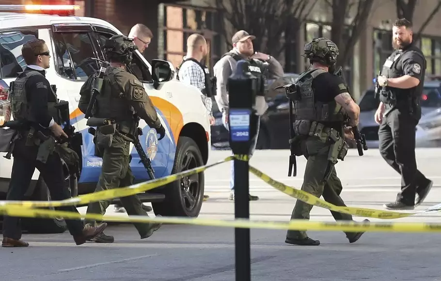 Petugas bersenjata tiba di sebuah gedung setelah terjadi penembakan di Louisville, pada Senin, 10 April 2023.