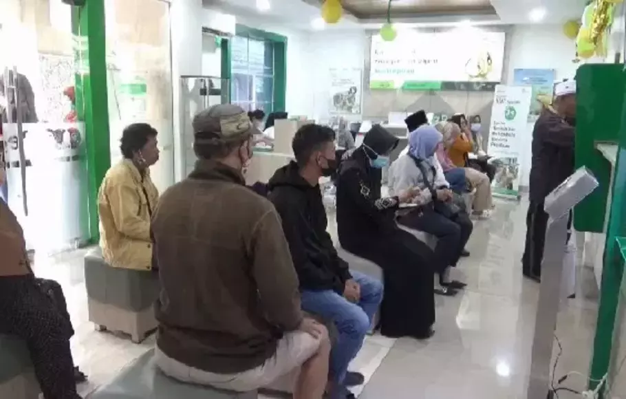 Di Pegadaian Kabupaten Purwakarta, Jawa Barat, Selasa (11/4/2023), warga mengantre hingga ke luar kantor Pegadaian untuk melakukan transaksi gadai maupun tebus.