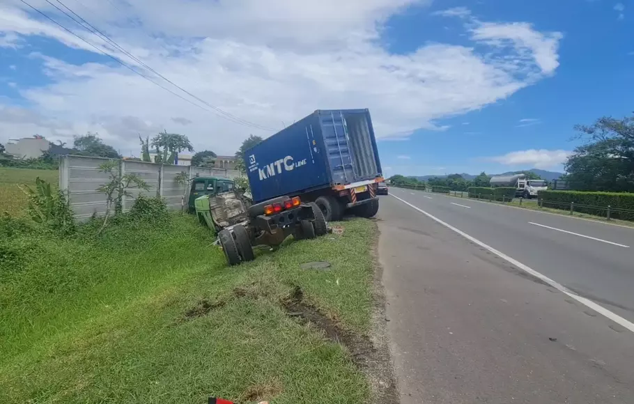 Kecelakaan di jalur mudik menuju Pelabuhan Merak Banten, tepatnya di Jalan Tol Tangerang-Merak Kilomoter 88 Kota Cilegon Banten kembali terjadi, Selasa, 11 April 2023.